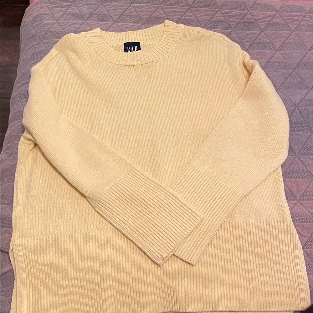 GAP women’s yellow Sweater